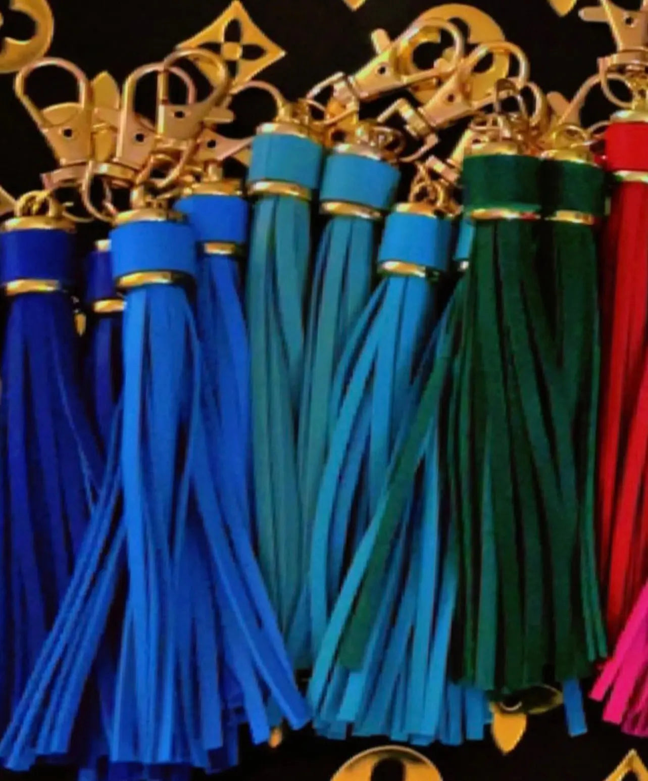 PU Clamshell Zipper Tassel โ Stylish Keychain & Crossbody Charm - โจ B.eaded E.verything by "The Croc Doc" ๐๐